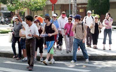 Hiểu đúng hơn về tiền “bo” và nghề hướng dẫn viên du lịch - 1 Hiểu đúng hơn về tiền “bo” và nghề hướng dẫn viên du lịch - 1