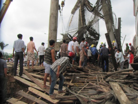 Vụ sập sảnh KS Sailing Tower: Do bất cẩn và coi thường của nhà thầu thi công - 1 Vụ sập sảnh KS Sailing Tower: Do bất cẩn và coi thường của nhà thầu thi công - 1