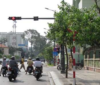 Muốn tuân thủ luật giao thông cũng… không dễ - 1 Muốn tuân thủ luật giao thông cũng… không dễ - 1