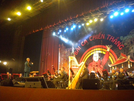 Cầu truyền hình “Bài ca chiến thắng”: Âm vang khí thế hào hùng - 1 Cầu truyền hình “Bài ca chiến thắng”: Âm vang khí thế hào hùng - 1