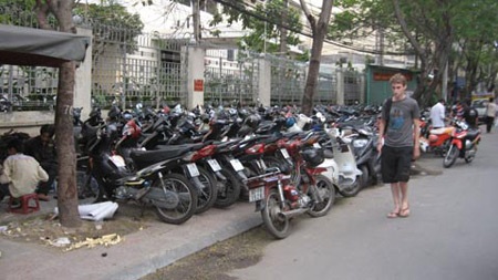Vỉa hè, lòng đường bị một bộ phận không nhỏ trục lợi - 1 Vỉa hè, lòng đường bị một bộ phận không nhỏ trục lợi - 1