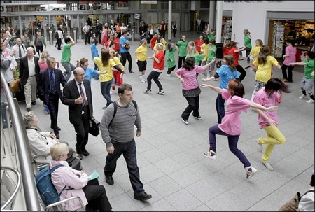 “Flash mob” ở chợ đại học Vinh: Gia vị cuộc sống, vũ điệu niềm vui… - 4 “Flash mob” ở chợ đại học Vinh: Gia vị cuộc sống, vũ điệu niềm vui… - 4