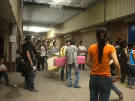 Chuyện tình làng nghĩa xóm và những số phận bấp bênh nơi xa xứ - 2 Chuyện tình làng nghĩa xóm và những số phận bấp bênh nơi xa xứ - 2