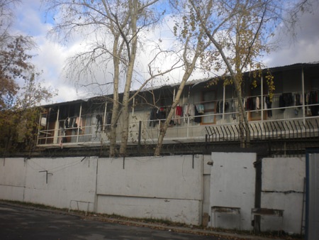 Chuyện tình làng nghĩa xóm và những số phận bấp bênh nơi xa xứ - 3 Chuyện tình làng nghĩa xóm và những số phận bấp bênh nơi xa xứ - 3