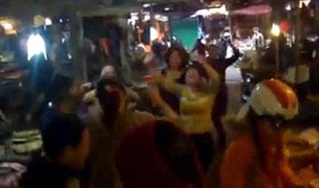 “Flash mob” ở chợ đại học Vinh: Gia vị cuộc sống, vũ điệu niềm vui… - 1 “Flash mob” ở chợ đại học Vinh: Gia vị cuộc sống, vũ điệu niềm vui… - 1