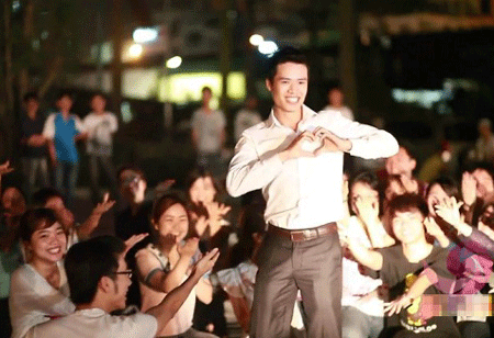 Flashmob bên hồ Tây: Lời nhắn gửi tháng Tư…  
