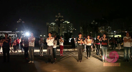 Flashmob bên hồ Tây: Lời nhắn gửi tháng Tư…  