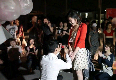Flashmob bên hồ Tây: Lời nhắn gửi tháng Tư…  