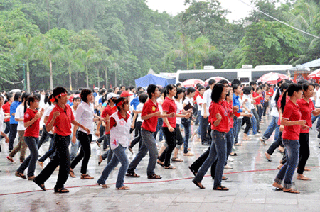 Flashmob bên hồ Tây: Lời nhắn gửi tháng Tư…  