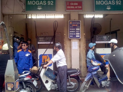 Nhớ thời chưa phải điên đầu tính toán giá xăng…