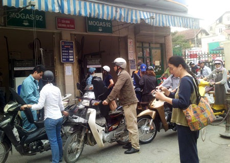 Chẳng ai còn có thể sốc vì... điệp khúc xăng tăng giá