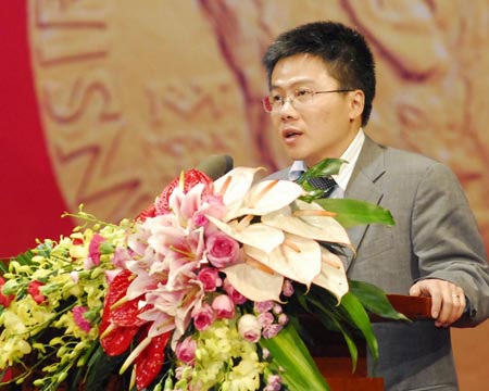 Cổng trường Thực nghiệm đổ vì... Ngô Bảo Châu?