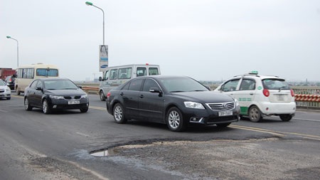 Khổ vì cầu, rầu vì đường