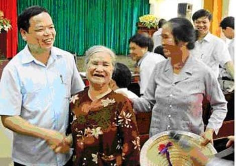 Cái ví của ông Chủ tịch, nụ cười của vị Bí thư - 1 Cái ví của ông Chủ tịch, nụ cười của vị Bí thư