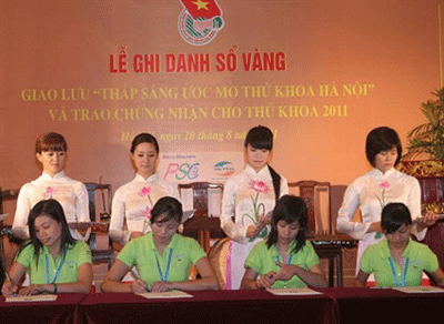 Đằng sau “thảm đỏ” mời gọi thủ khoa - 3 Các thủ khoa đại học năm 2011 chụp ảnh với giáo sư Ngô Bảo Châu (ảnh: báo Người đưa tin)