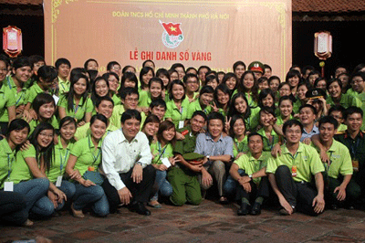 Đằng sau “thảm đỏ” mời gọi thủ khoa - 2 Các thủ khoa đại học năm 2011 chụp ảnh với giáo sư Ngô Bảo Châu (ảnh: báo Người đưa tin)
