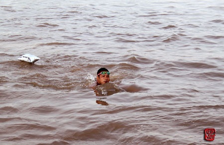 Hội bơi sông Hồng sôi động năm nay