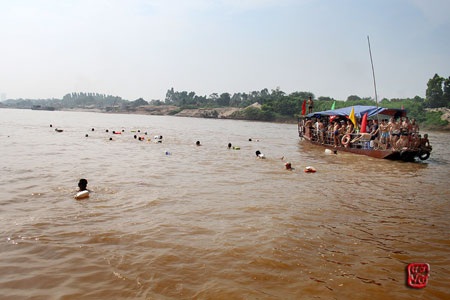 Hội bơi sông Hồng sôi động năm nay
