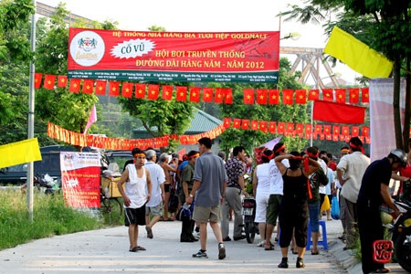 Hội bơi sông Hồng sôi động năm nay