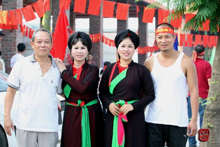 Hội bơi sông Hồng sôi động năm nay