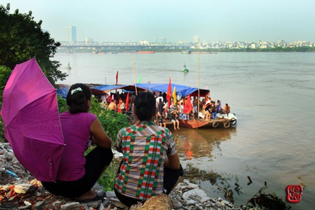 Hội bơi sông Hồng sôi động năm nay