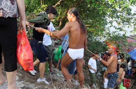 Hội bơi sông Hồng sôi động năm nay