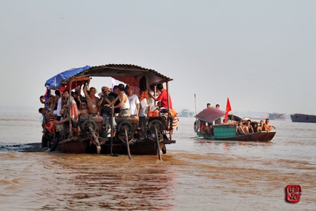 Hội bơi sông Hồng sôi động năm nay