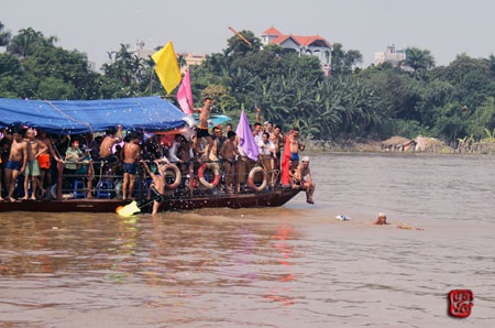 Hội bơi sông Hồng sôi động năm nay