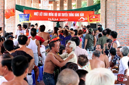 Hội bơi sông Hồng sôi động năm nay