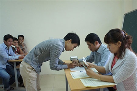 Lao động Thanh Hóa, Nghệ An, Hà Tĩnh bị chê: Cũng là động lực để thay đổi? - 2 LĐVN làm thủ tục dự thi tiếng Hàn trên máy tính sáng 20/9 (ảnh: Ngọc Bảo, Lao Động)