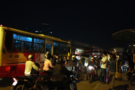 “Hành xác” với xe buýt 39 - 1 (ảnh minh họa: Quang Phong)