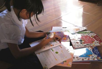 Học sinh sử dụng bút chấm đọc