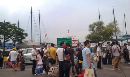 Ban Quản lý Vịnh Hạ Long nghĩ sao... - 1 Du khách tham quan Vịnh Hạ Long (ảnh minh họa: Anh Thế - Quốc Cường)