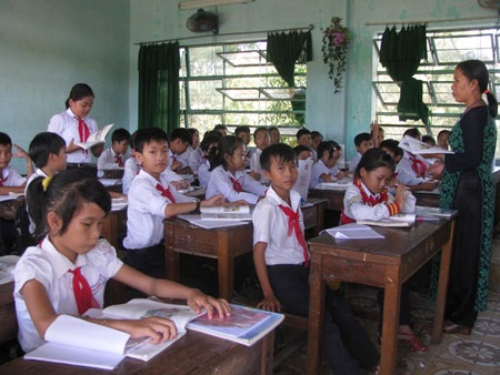 Xã hội hóa giáo dục trong mắt ai… - 2 Ảnh minh họa: Một buổi học tại trường THCS Dũng sĩ Điện Ngọc (ảnh: Khánh Hiền)