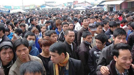Lao động Thanh Hóa, Nghệ An, Hà Tĩnh bị chê: Cũng là động lực để thay đổi? - 3 LĐVN làm thủ tục dự thi tiếng Hàn trên máy tính sáng 20/9 (ảnh: Ngọc Bảo, Lao Động)