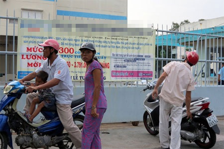 Lao động Thanh Hóa, Nghệ An, Hà Tĩnh bị chê: Cũng là động lực để thay đổi? - 1 Gia đình chị P. mấy ngày đi tìm việc cho chồng nhưng vẫn chưa có (ảnh: Lê Tuyết, Lao Động)