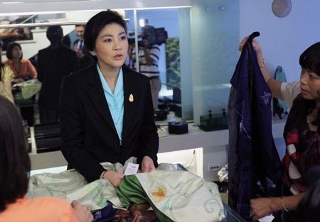 “Đóa hồng” Thái Lan giữa chiều thu Hà Nội - 2 Bà Yingluck Shinawatra mua lụa tại một cửa hàng trên phố Hàng Gai