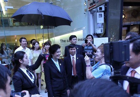 “Đóa hồng” Thái Lan giữa chiều thu Hà Nội - 3 Bà Yingluck Shinawatra mua lụa tại một cửa hàng trên phố Hàng Gai