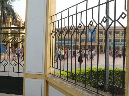 Quản lý dạy thêm: "Chuyền bóng" sang "sân" phụ huynh? - 1 Ngày thứ 7 HS vẫn tới trường... (ảnh: Nguyễn Hùng)