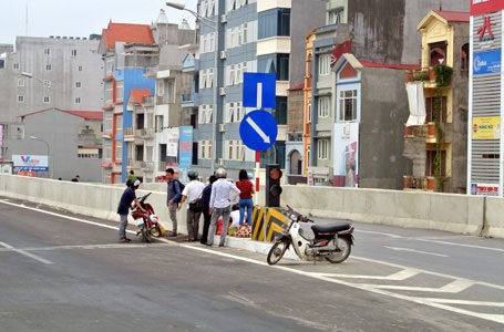 Không thể nhân nhượng “tình cảm” với người vi phạm luật giao thông! - 1 Người dân tập kết trên đường trên cao đoạn qua quận Thanh Xuân (ảnh: Quang Phong)
