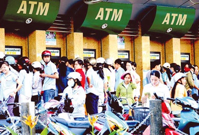 Thu phí ATM nội mạng: Vẫn kiểu dân nghèo bị buộc chơi sang - 1 Thu phí ATM nội mạng: Vẫn kiểu dân nghèo bị buộc chơi sang