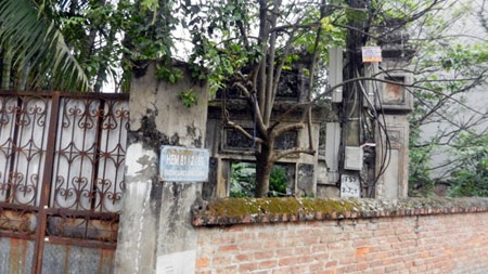Chùa cổ Quang Ân: Công - tư chưa rõ ràng - 1 Đường vào chùa bị khóa kín, xây bịt bằng cổng sắt