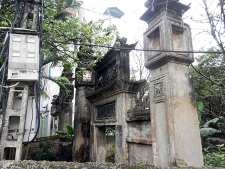 Chùa cổ Quang Ân: Công - tư chưa rõ ràng - 2 Cổng Tam quan chùa Quang Ân hoang tàn, đổ nát
