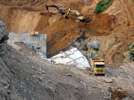 Tại hiện trường chỉ còn 2 chiếc máy xúc làm việc (ảnh: Thiên Thư)