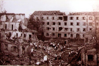 Thời hoa lửa không thể nào quên - 3 Khu tập thể Nhà máy Dệt 8/3 bị bom Mỹ đánh phá năm 1972 (nguồn ảnh: Hà Nội Mới)
