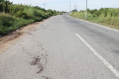 Vết máu của nạn nhân còn vương tại hiện trường vụ cướp gần cầu Phú Mỹ đêm 24/11 (ảnh: Vũ Lê)