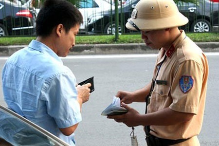 Để Nghị định 71 đi vào lòng dân: Đơn giản thay vì phức tạp hóa vấn đề! - 1 Kiểm tra giấy tờ xe (ảnh minh họa, nguồn: Lao động)