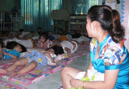 Giáo viên mầm non đâu phải chỉ toàn gian khổ - 1 Lúc trẻ ngủ trưa cũng có cô giáo trông chừng trẻ (ảnh: Hoài Nam)
