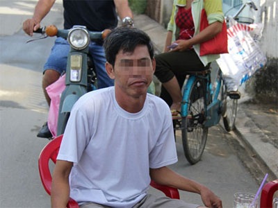 Vết máu của nạn nhân còn vương tại hiện trường vụ cướp gần cầu Phú Mỹ đêm 24/11 (ảnh: Vũ Lê)