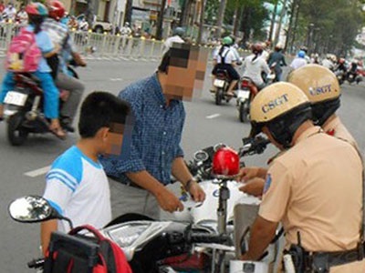Thôi rồi... xe ơi! - 1 Đi xe máy khổ đằng xe máy... (ảnh minh họa)